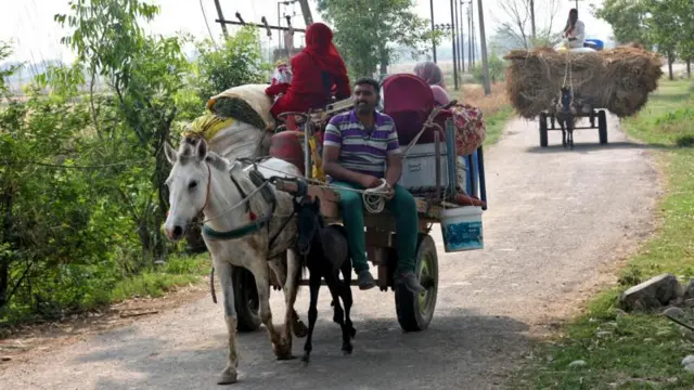 আরেকটি পরিবারের চলে যাবার দৃশ্য