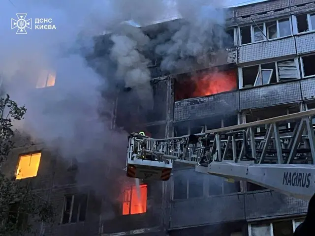 Пожар после атаки дронов на Киев