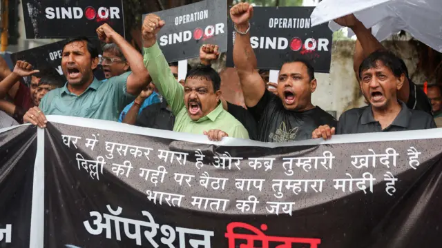 भारतको 'अपरेशन सिन्दूर'को पक्षमा उभिएका मानिसहरूले अहमदाबादमा पाकिस्तानविरोधी नारासहित जुलुस निकालेका छन्