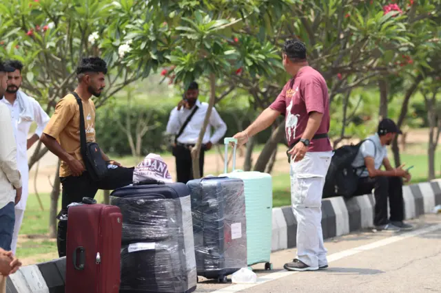 ਚੰਡੀਗੜ੍ਹ ਏਅਰਪੋਰਟ ਬਾਹਰ ਯਾਤਰੀ