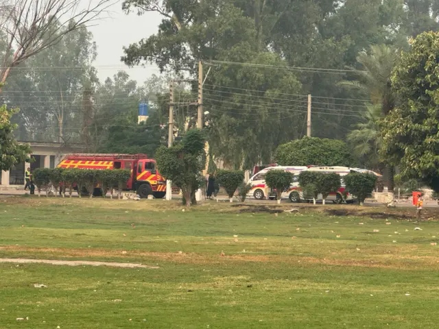 अँब्युलन्स आणि अग्निशामक दलाच्या गाड्या