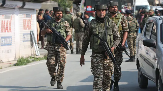 भारत प्रशासित कश्मीरमा सुरक्षा तैनाथी र गस्ती बढेको छ