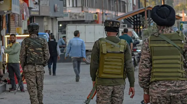 जम्मू-कश्मीर के श्रीनगर में तैनात सुरक्षाकर्मी