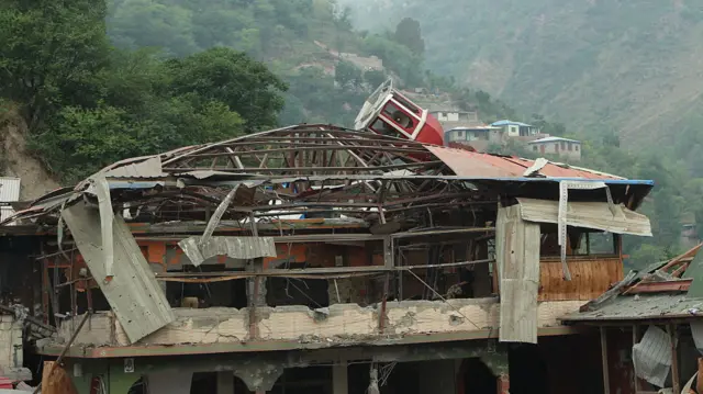 सीमेपलिकडून झालेल्या गोळीबारात 10 ठार : भारतीय लष्करी अधिकारी