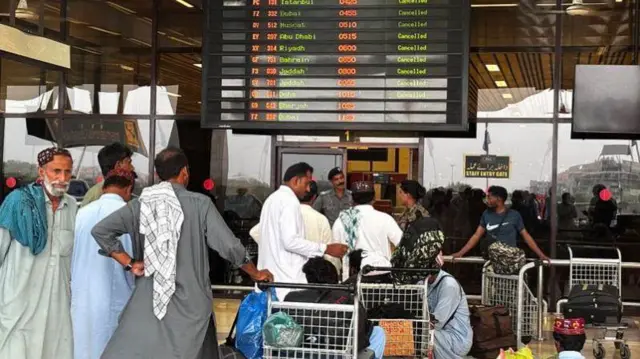 वाढत्या तणावामुळे भारत आणि पाकिस्तानातील जवळपास 550 उड्डाणं रद्द