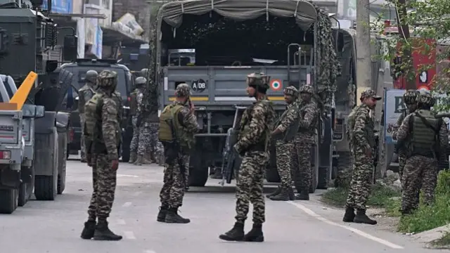 जम्मू-कश्मीर में तैनात सुरक्षाकर्मी