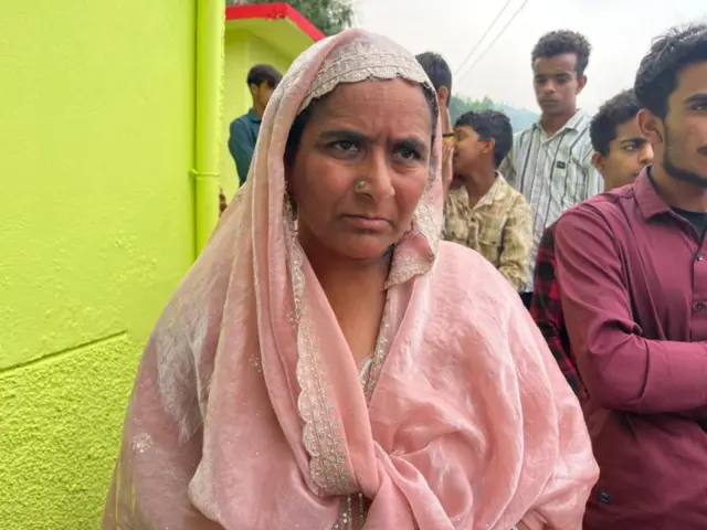 সীমান্তবর্তী এলাকায় গোলাগুলির কারণে সুফরিন পুঞ্চে তার বাড়ি ছেড়ে পালিয়েছেন