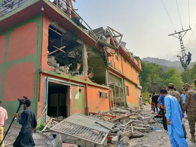ভারতের হামলায় ৩১ জন নিহত এবং ৫৭ জন আহত হয়েছে বলে জানিয়েছে পাকিস্তান