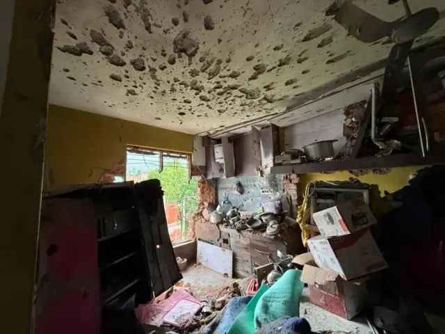 মি. দীনের বাড়ির পরিস্থিতি