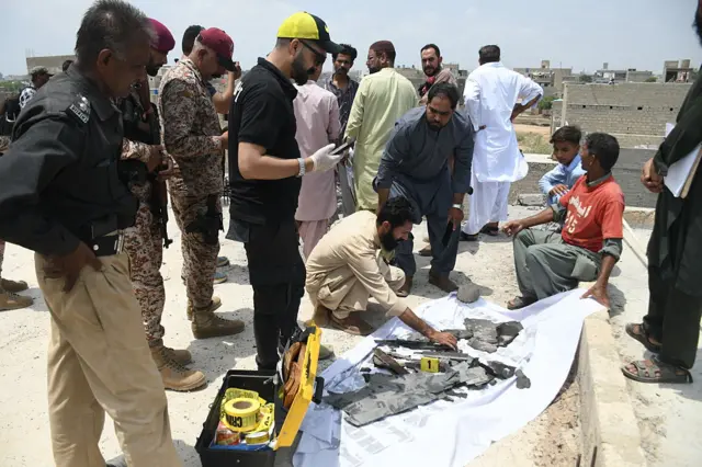 کراچی میں ڈرون کا ملبہ