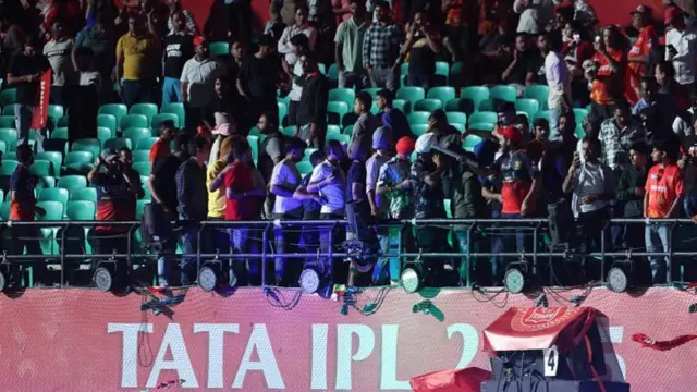 বৃহস্পতিবার রাতে ধরমশালা স্টেডিয়ামে চলমান ম্যাচটি মাঝপথেই বন্ধ করে দর্শকদের মাঠ খালি করতে বলেছিল কর্তৃপক্ষ