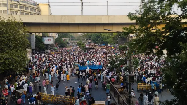 আওয়ামী লীগ নিষিদ্ধের দাবিতে রাজধানীর শাহবাগ মোড় অবরোধ