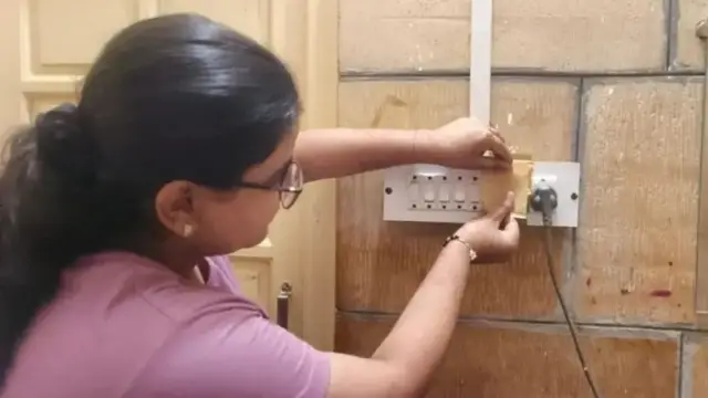 ব্ল্যাক আউটের প্রস্তুতি নিচ্ছেন রাজস্থানের সীমান্তবর্তী জেলার এক নারী