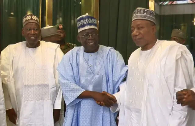 Shugaban Najeriya Bola Tinubu a tsakiya, shugaban jam'iyyar APC na ƙasa Abdullahi Ganduje da kuma Sanata Adamu Aliero mai wakiltar Kebbi ta tsakiya a majalisar dattijan Najeriya
