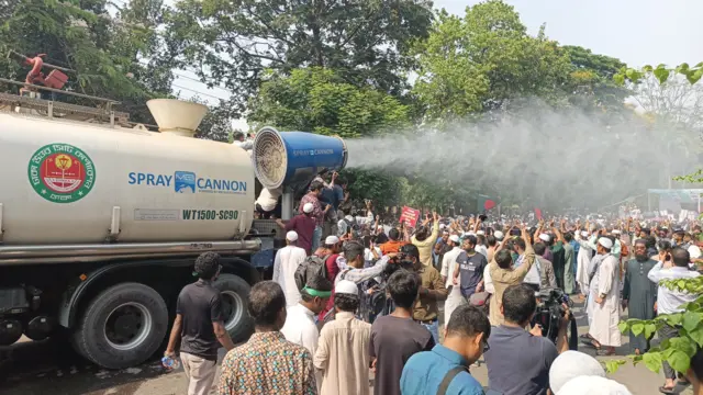 গরম কাটাতে পানি ছিটাচ্ছে সিটি কর্পোরেশন