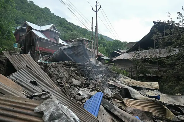 नियंत्रण रेखा के पास पाकिस्तान की तरफ़ से हुई गोलाबारी में कई मकान क्षतिग्रस्त हुए हैं