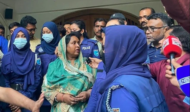 ডা. সেলিনা হায়াৎ আইভীকে গ্রেপ্তারের পর আদালতে তুলে কারাগারে পাঠানো হয়েছে।