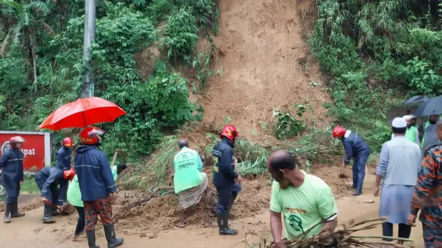 রোববার খাগড়াছড়িতে ভারি বৃষ্টিতে পাহাড় ধ্বসে কোন কোন এলাকায় সাময়িক সময়ের জন্য যান চলাচলও বন্ধ হয়ে যায়