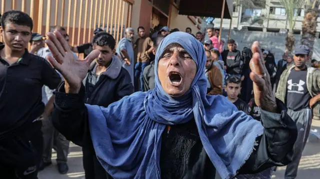 एक महिला रो रही है