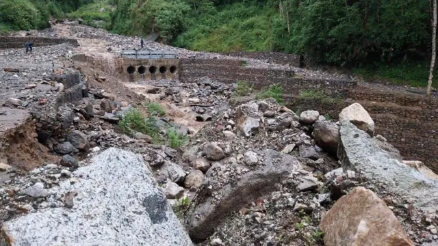 जमीन धंसने से क्षतिग्रस्त इलाके