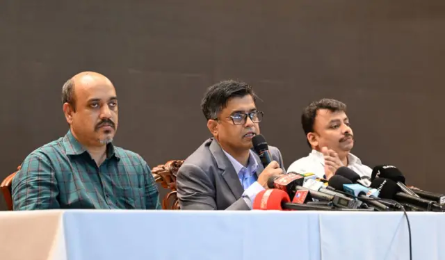 বিকেলে ঢাকায় সংবাদ সম্মেলন আয়োজন করে প্রধান উপদেষ্টার প্রেস উইং