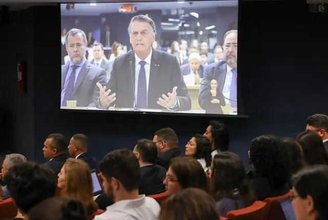 Telão exibe depoimento de Bolsonaro