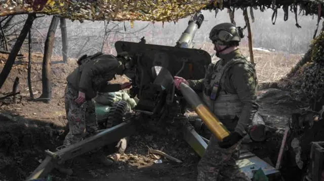 Украинские военные ведут огонь из гаубицы на Покровском направлении. Россия заявляет, что смогла перейти границу областей на этом участке фронта