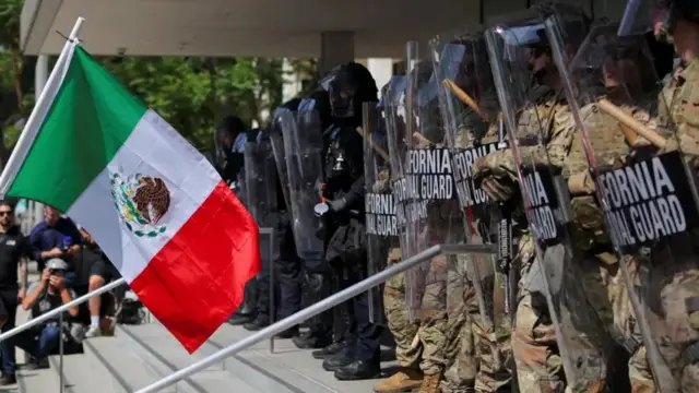 Nchekwa National Guard ezipuru na Los Angeles nọ n'ọrụ ebe a na-eme ngagharịiwe.
