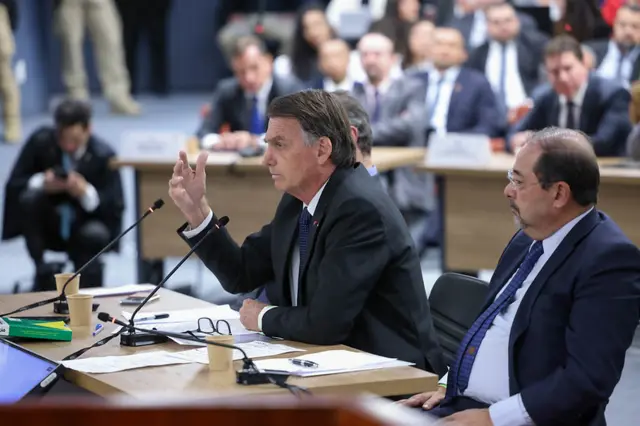 Bolsonaro ao lado do advogado