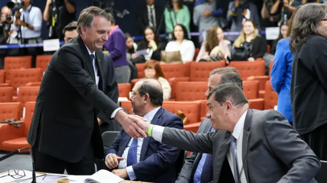 O ex-presidente Jair Bolsonaro cumprimenta o ex-ministro da Defesa, Paulo Sérgio