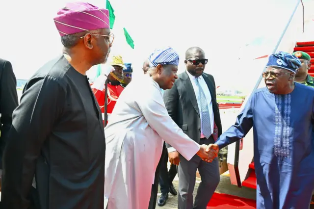 Shugaban Najeriya Bola Tinubu a lokacin da yake shirin barin Legas zuwa Abuja