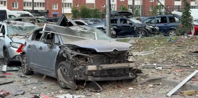 Издание «Бабель» публикует фото уничтоженных автомобилей в Киеве