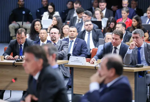 Reús assistem depoimento de Bolsonaro