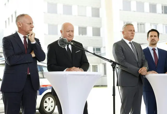 Wasiirka arrimaha gudaha Austria Gerhard Karner, Chancellor Christian Stocker, guddoomiyaha Styria, Mario Kunasek iyo wasiirka waxbarashada ee Austria Christoph Wiederkehr ayaa shir jaraa'id ku qabtay meel u dhow iskuul ay dad badan ku dhinteen toogasho ka dhacday June 10, 2025 Magaalada Graz