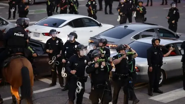 Ndị uweojii jupụtara n'okporoụzọ dị na ndịda obodo Los Angeles na-amanye iwu onye apụla ezi n'abalị e tinyere