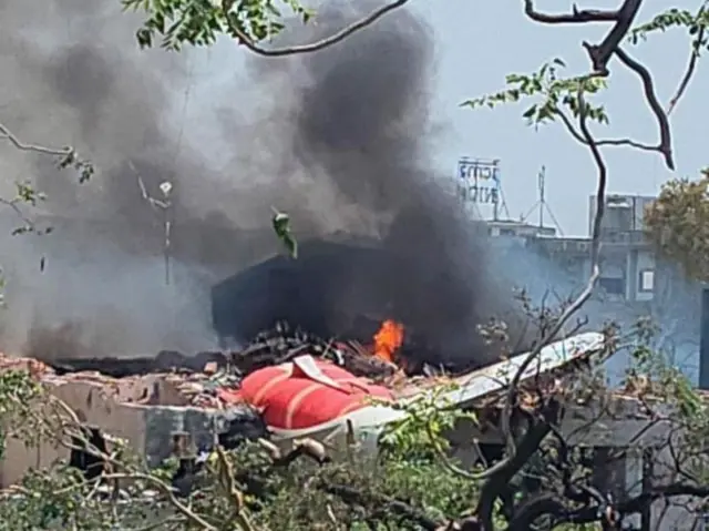 বিমান বিধ্বস্ত হওয়ার পর আগুন ও ধোঁয়া দেখা যায়।