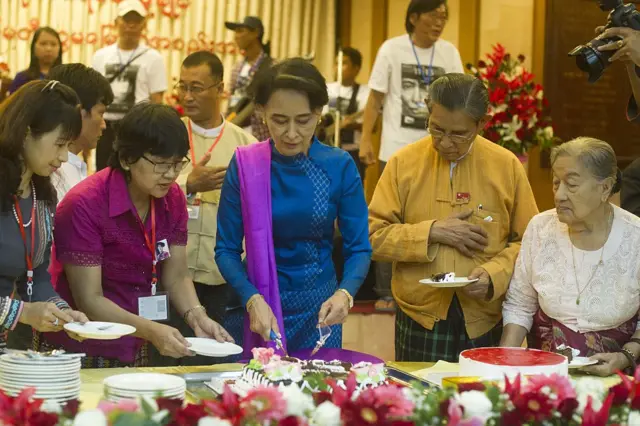 ၂၀၁၅ ခုနှစ်တုန်းက အသက် ၇၀ နှစ်ပြည့်မွေးနေ့ပွဲကျင်းပနေတဲ့ ဒေါ်အောင်ဆန်းစုကြည်