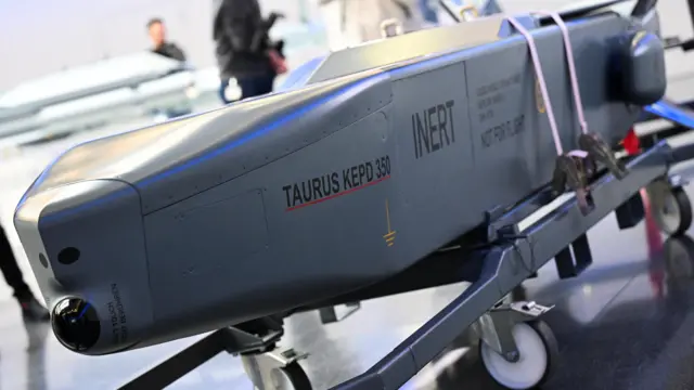 Ракета Taurus на выставочном стенде