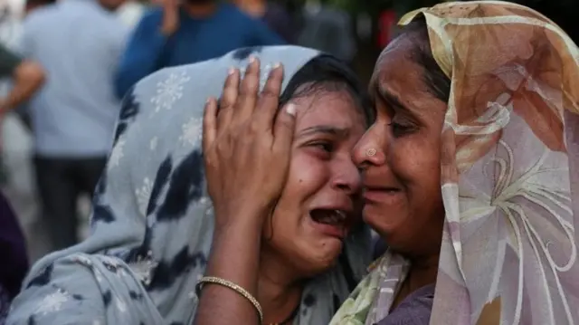 প্রিয়জনকে হারিয়ে কান্নায় ভেঙ্গে পড়েছেন এরা