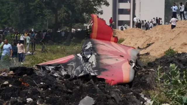 Waa cadad ka mid ah diyaaradda ku burburtay dalka Hindiya