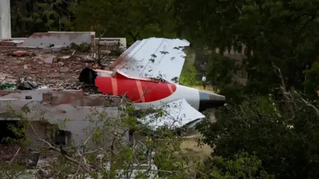 Waa cad ka mid ah diyaarad