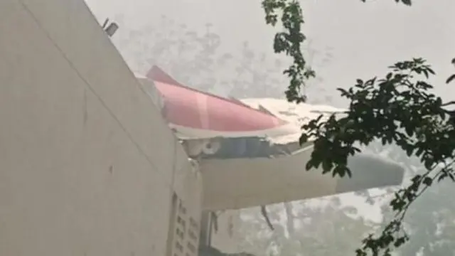 ভবনের ওপর বিধ্বস্ত বিমানের ছবি।