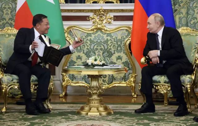 မတ်လတုန်းက မော်စကိုခရီးစဉ်အတွင်းမှာတွေ့ရတဲ့ စစ်ခေါင်းဆောင်နဲ့ ရုရှားသမ္မတ ပူတင်