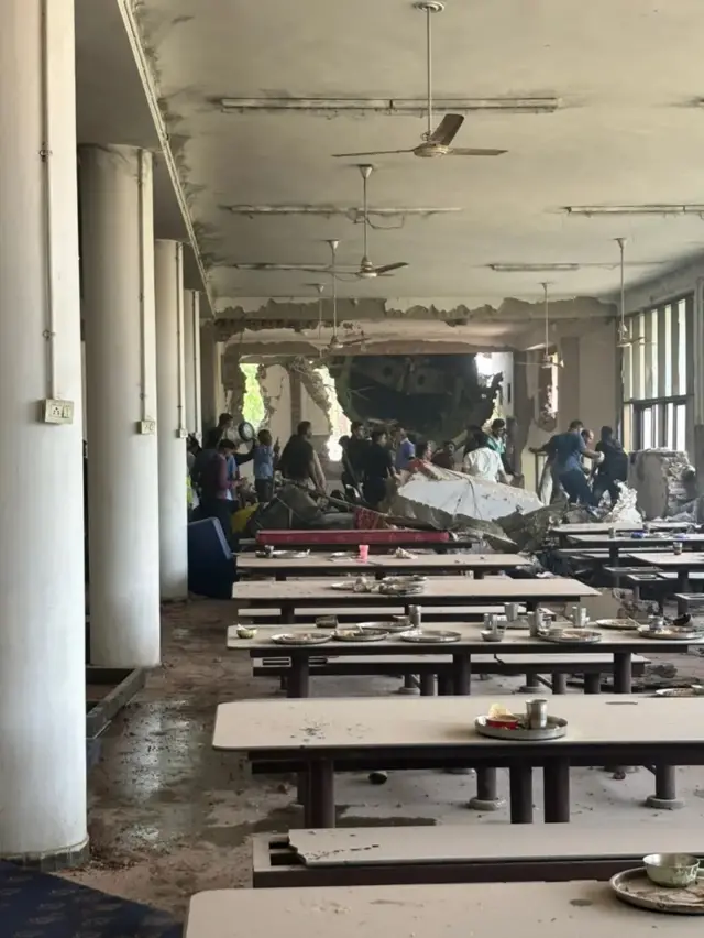 ছাত্ররা দুপুরের খাবার খেতে বসেছিল, তখনই বিমান ভেঙ্গে পড়ে