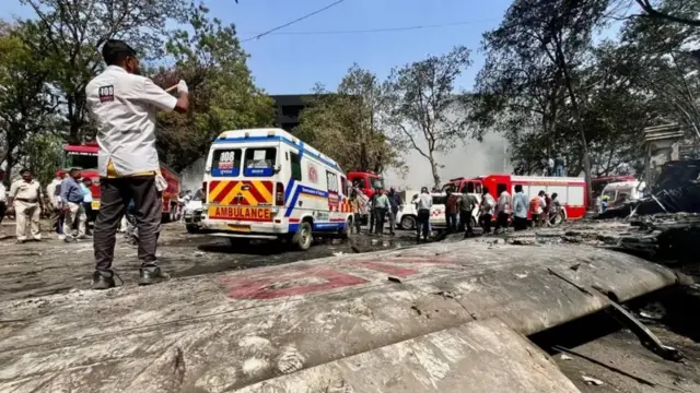 আহমেদাবাদে ধ্বংস হওয়া বিমান থেকে যাত্রীদের উদ্ধার কাজ চলছে। ঘটনাস্থলে পৌঁছিয়েছেন বিবিসির সংবাদদাতারা