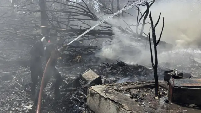 ঘটনাস্থলে কাজ করছেন দমকল কর্মীরা।