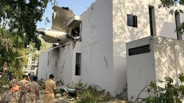 ভবনের ওপর বিধ্বস্ত বিমানের ছবি।