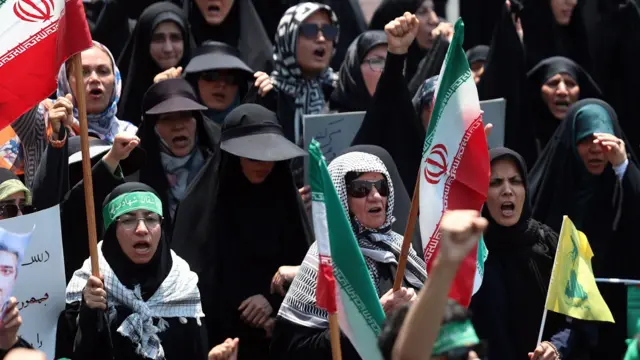 نساء إيرانيات يشاركن في احتجاج ضد الغارات الجوية الإسرائيلية في طهران، والتي أسفر عن مقتل شخصيات عسكرية بارزة وعلماء نووين.