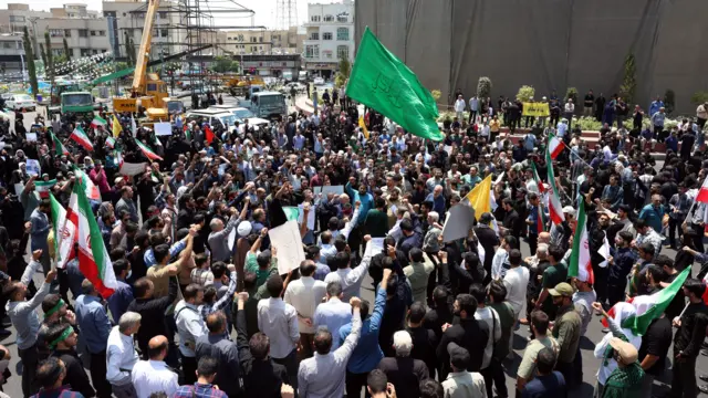 مئات الإيرانيين يشاركون في احتجاج كبير على ضربات إسرائيل في طهران.