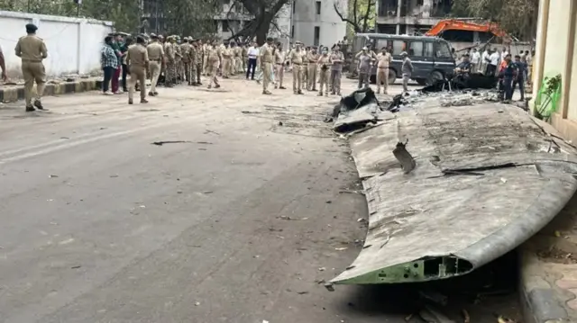ভেঙ্গে পড়া বিমানটির একটি ডানা